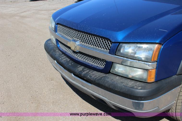 image for item F7667 2003 Chevrolet Silverado 1500HD Crew Cab pickup truck
