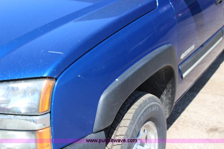 image for item F7667 2003 Chevrolet Silverado 1500HD Crew Cab pickup truck