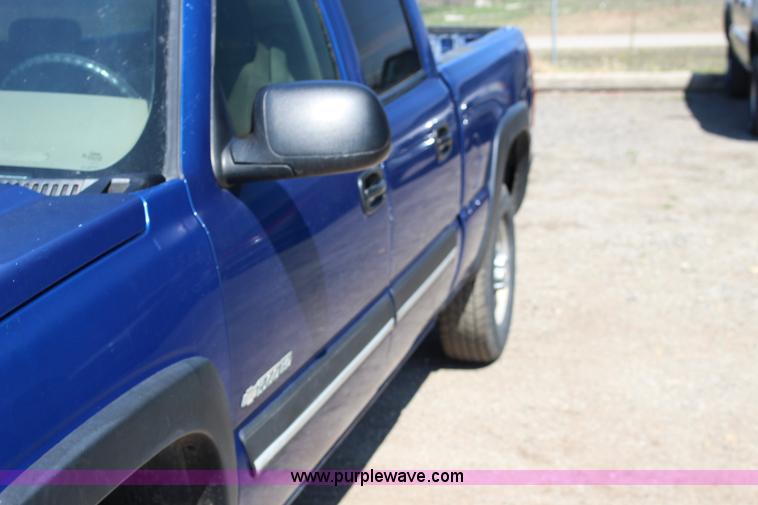 image for item F7667 2003 Chevrolet Silverado 1500HD Crew Cab pickup truck