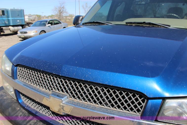 image for item F7667 2003 Chevrolet Silverado 1500HD Crew Cab pickup truck