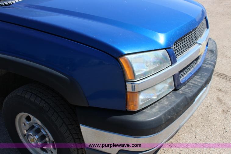image for item F7667 2003 Chevrolet Silverado 1500HD Crew Cab pickup truck