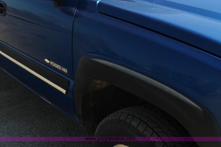 image for item F7667 2003 Chevrolet Silverado 1500HD Crew Cab pickup truck