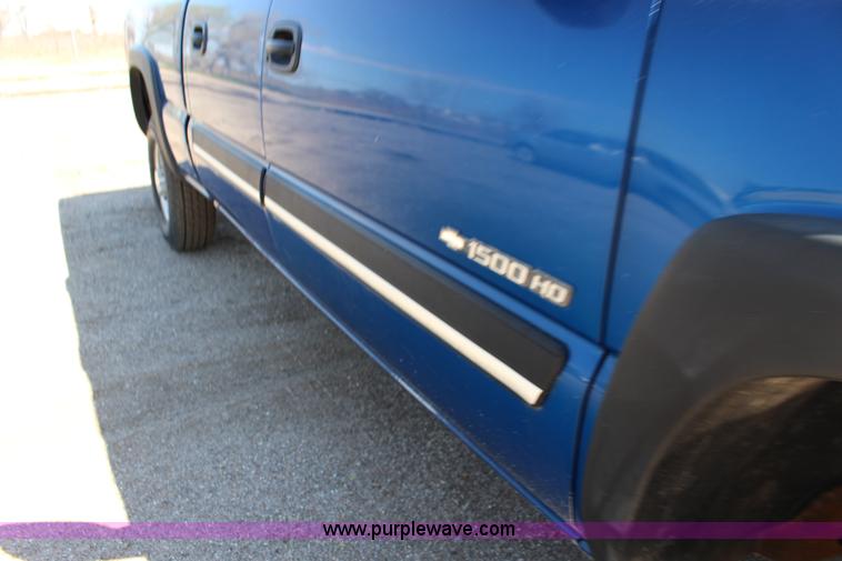 image for item F7667 2003 Chevrolet Silverado 1500HD Crew Cab pickup truck