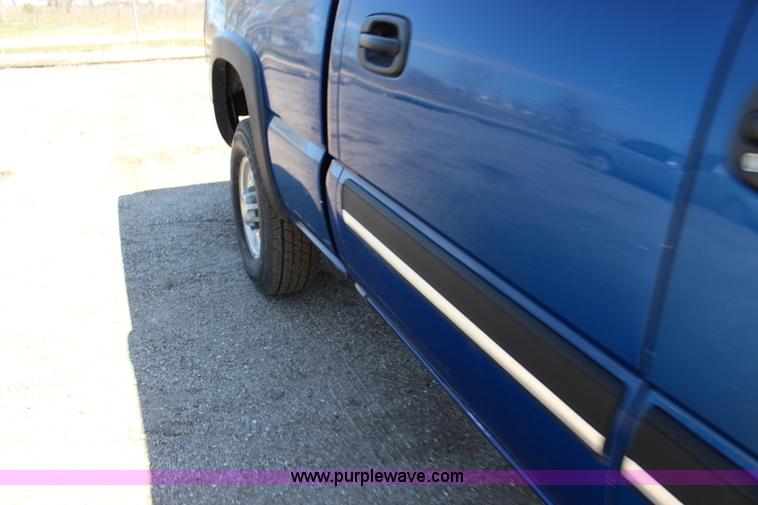 image for item F7667 2003 Chevrolet Silverado 1500HD Crew Cab pickup truck