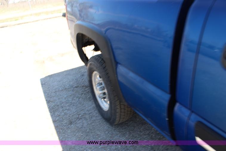 image for item F7667 2003 Chevrolet Silverado 1500HD Crew Cab pickup truck