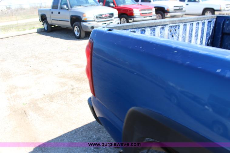 image for item F7667 2003 Chevrolet Silverado 1500HD Crew Cab pickup truck