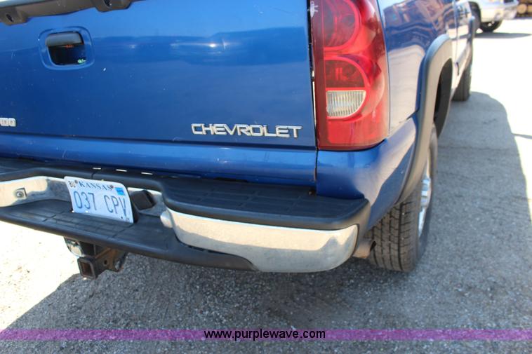 image for item F7667 2003 Chevrolet Silverado 1500HD Crew Cab pickup truck