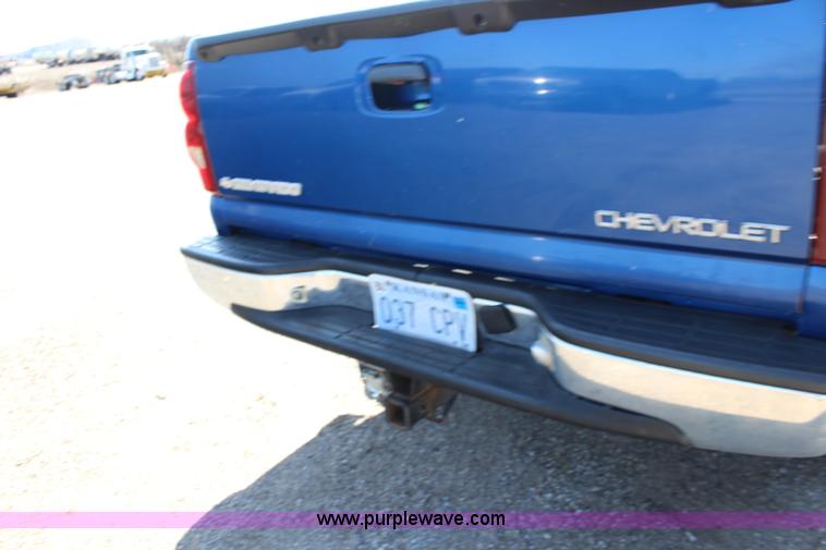 image for item F7667 2003 Chevrolet Silverado 1500HD Crew Cab pickup truck