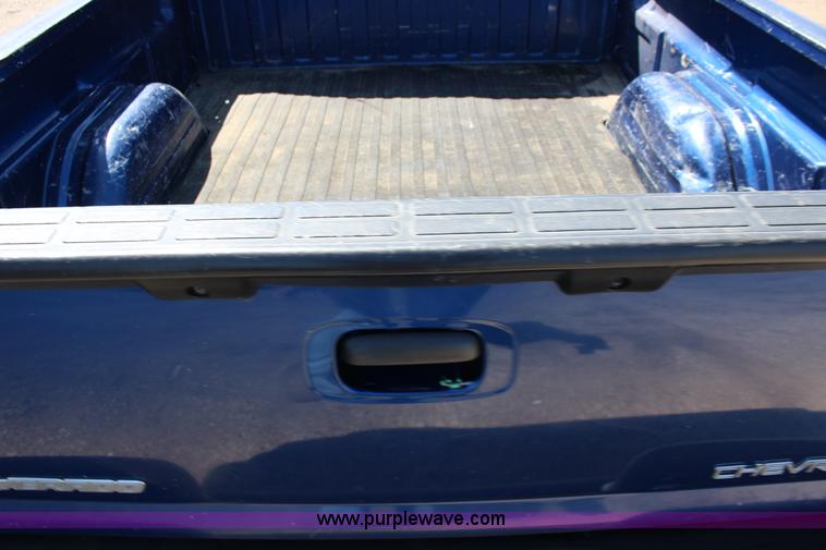 image for item F7667 2003 Chevrolet Silverado 1500HD Crew Cab pickup truck