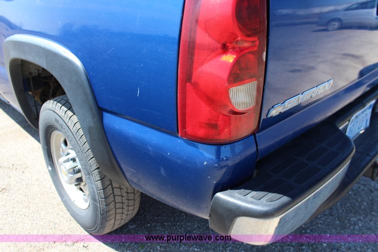 image for item F7667 2003 Chevrolet Silverado 1500HD Crew Cab pickup truck