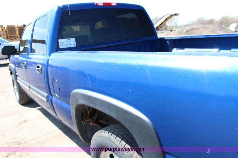 image for item F7667 2003 Chevrolet Silverado 1500HD Crew Cab pickup truck