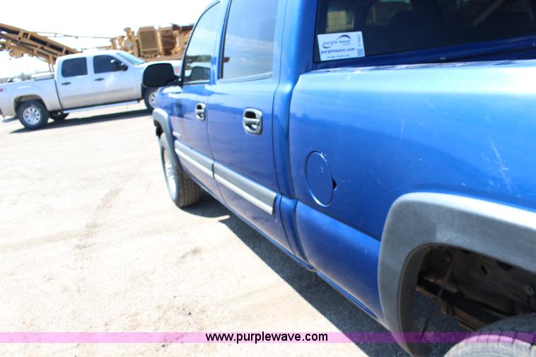 image for item F7667 2003 Chevrolet Silverado 1500HD Crew Cab pickup truck