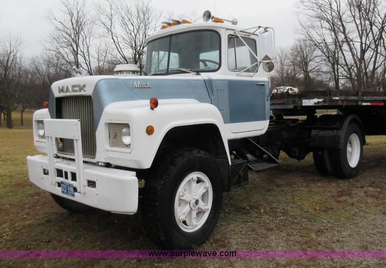 image for item F8436 1986 Mack R686T semi truck