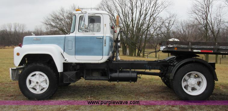 image for item F8436 1986 Mack R686T semi truck