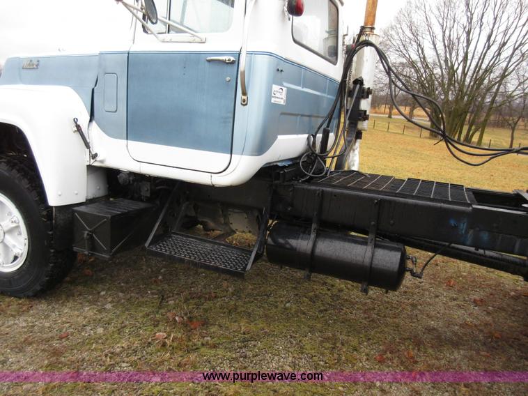 image for item F8436 1986 Mack R686T semi truck