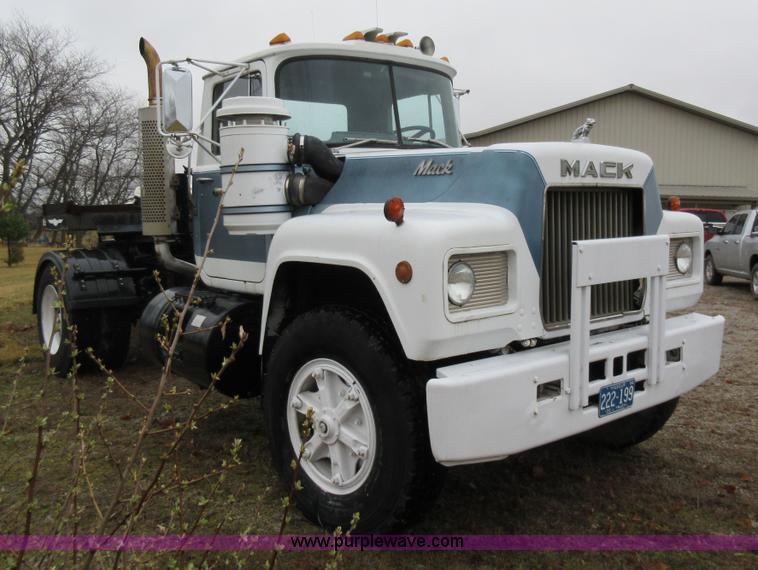 image for item F8436 1986 Mack R686T semi truck