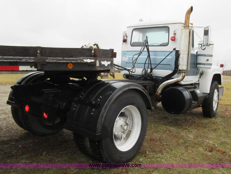 image for item F8436 1986 Mack R686T semi truck