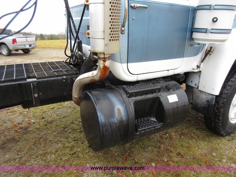 image for item F8436 1986 Mack R686T semi truck