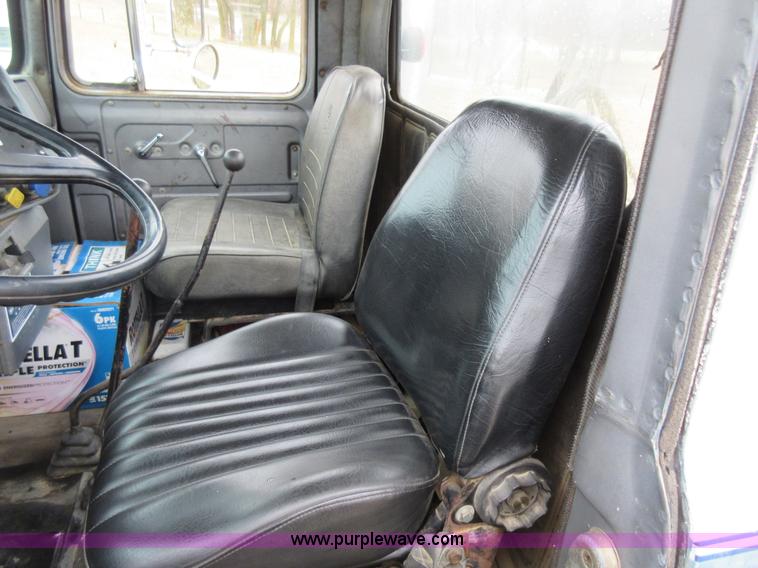 image for item F8436 1986 Mack R686T semi truck