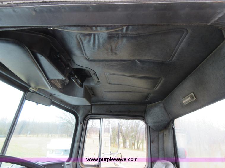 image for item F8436 1986 Mack R686T semi truck