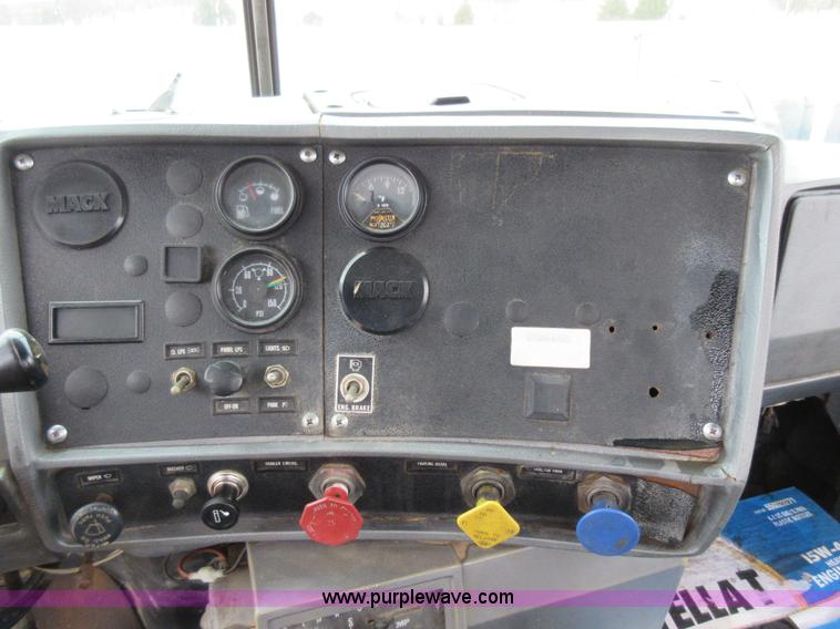 image for item F8436 1986 Mack R686T semi truck