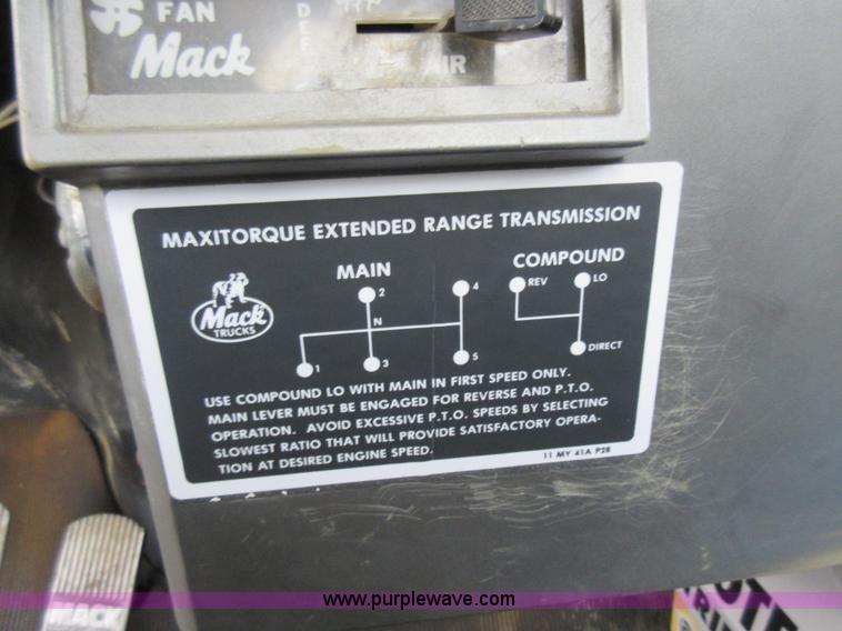 image for item F8436 1986 Mack R686T semi truck