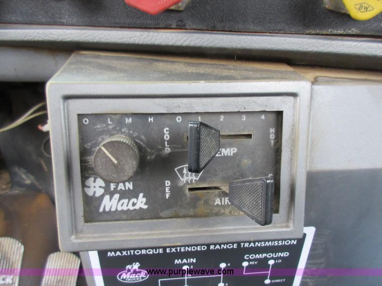 image for item F8436 1986 Mack R686T semi truck