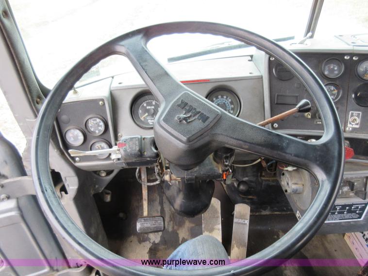 image for item F8436 1986 Mack R686T semi truck