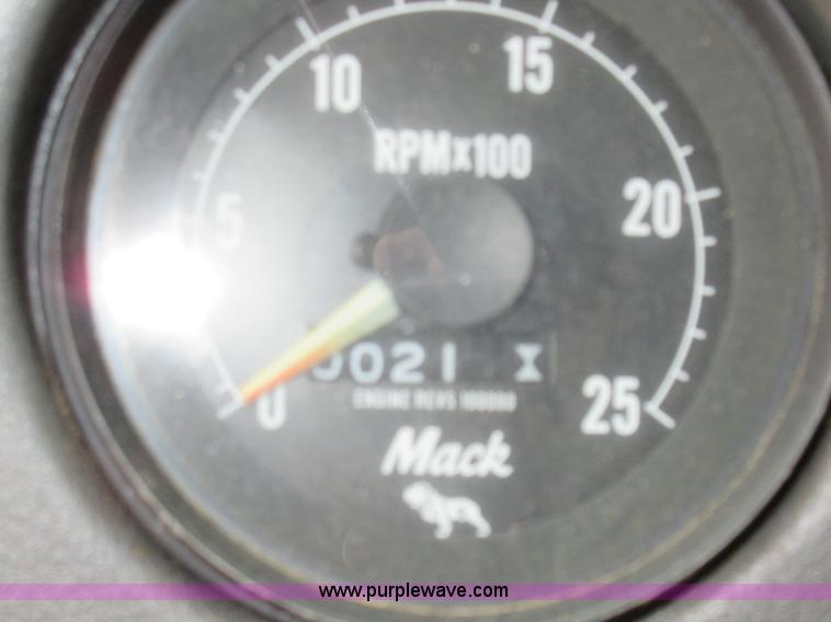 image for item F8436 1986 Mack R686T semi truck