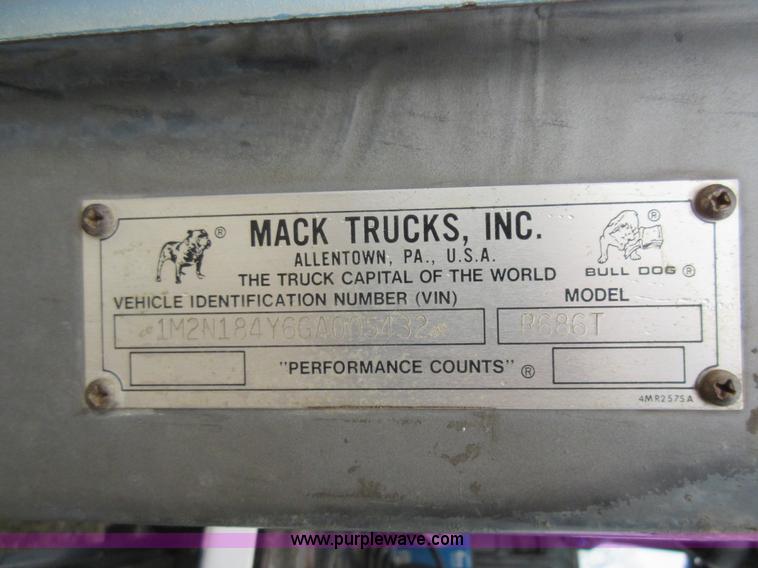 image for item F8436 1986 Mack R686T semi truck