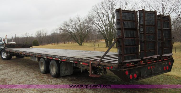 image for item F8437 2000 equipment trailer