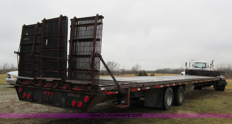 image for item F8437 2000 equipment trailer