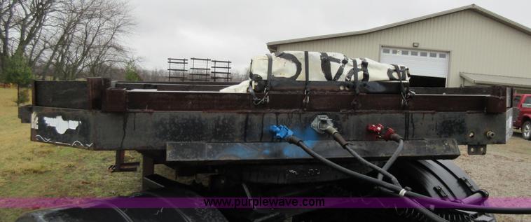 image for item F8437 2000 equipment trailer