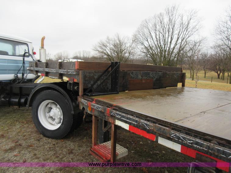 image for item F8437 2000 equipment trailer
