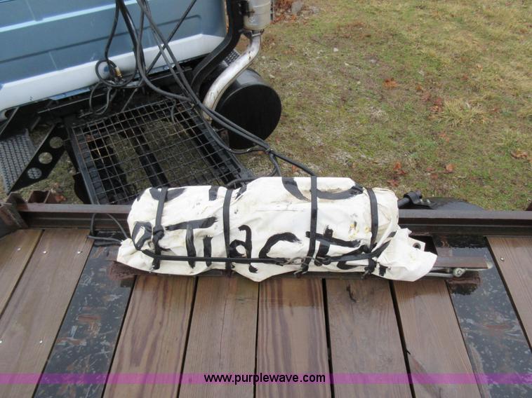 image for item F8437 2000 equipment trailer