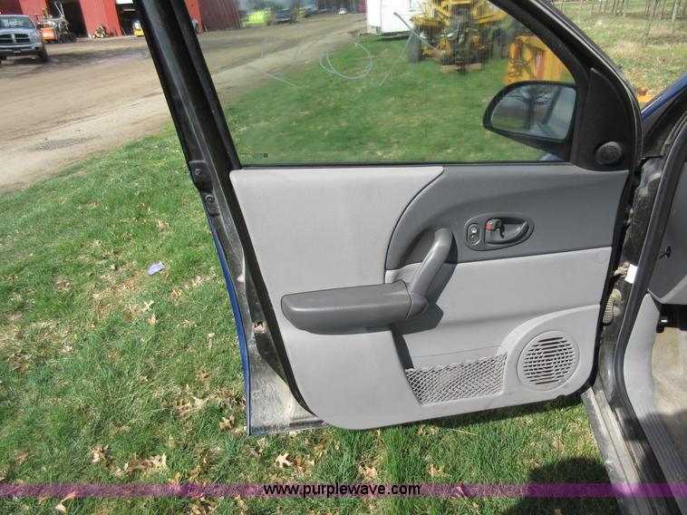 image for item F8458 2003 Saturn Vue SUV