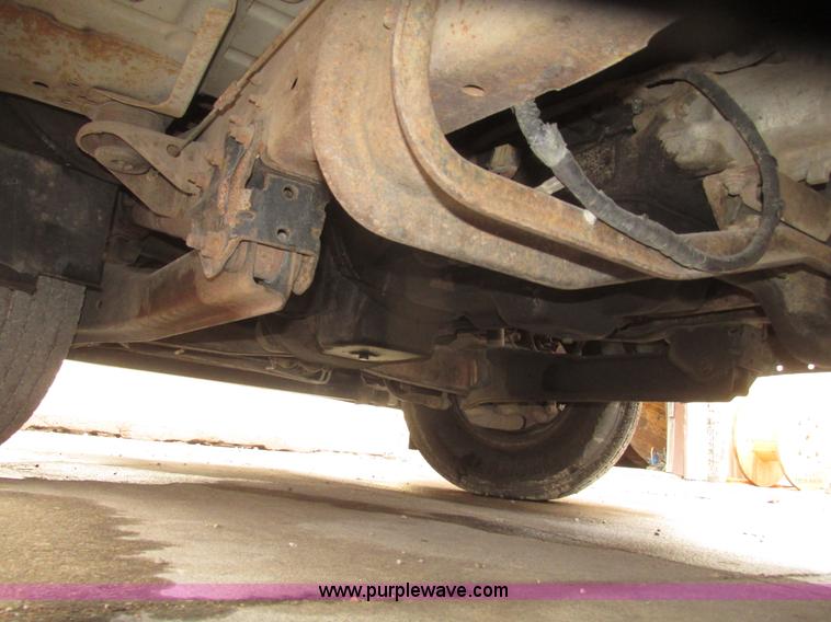 image for item H4684 2001 Ford F350  XL Super Duty flatbed truck