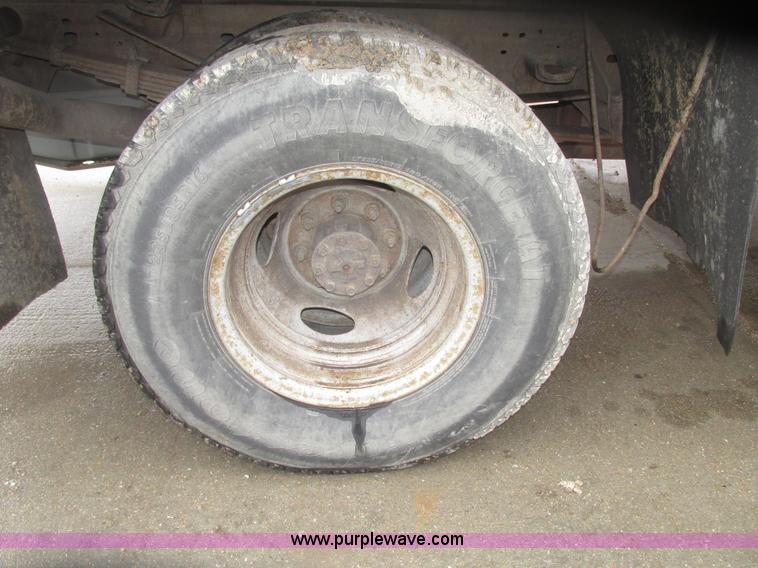 image for item H4684 2001 Ford F350  XL Super Duty flatbed truck