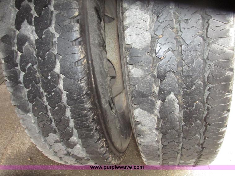 image for item H4684 2001 Ford F350  XL Super Duty flatbed truck