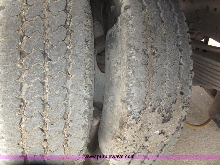 image for item H4684 2001 Ford F350  XL Super Duty flatbed truck