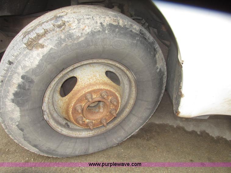 image for item H4684 2001 Ford F350  XL Super Duty flatbed truck