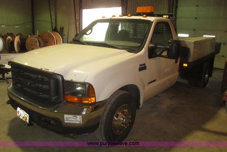 image for item H4685 2001 Ford F350 Super Duty XL flatbed truck