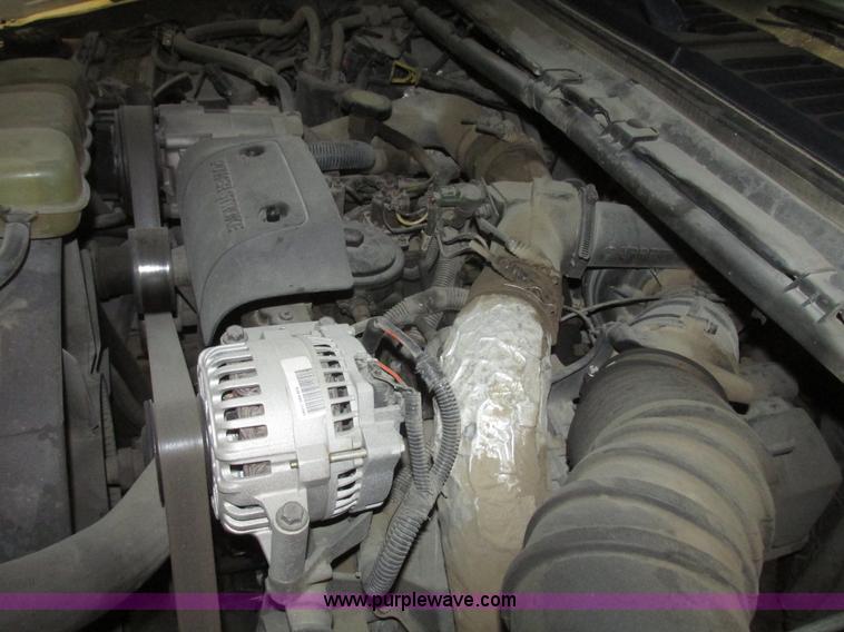 image for item H4685 2001 Ford F350 Super Duty XL flatbed truck