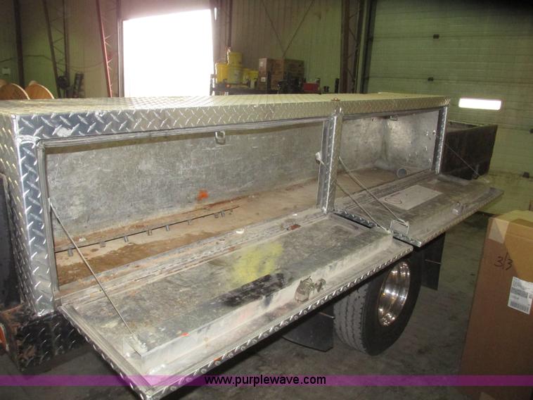 image for item H4685 2001 Ford F350 Super Duty XL flatbed truck