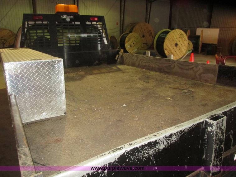 image for item H4685 2001 Ford F350 Super Duty XL flatbed truck