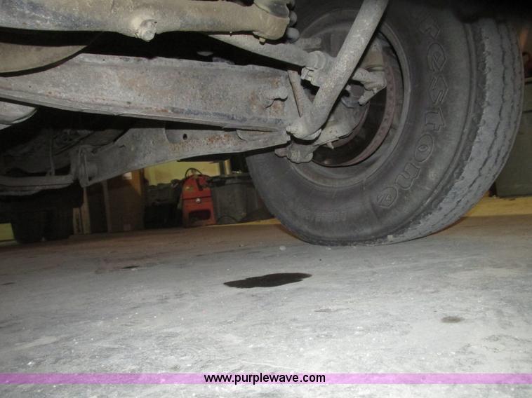 image for item H4685 2001 Ford F350 Super Duty XL flatbed truck