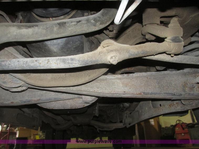 image for item H4685 2001 Ford F350 Super Duty XL flatbed truck