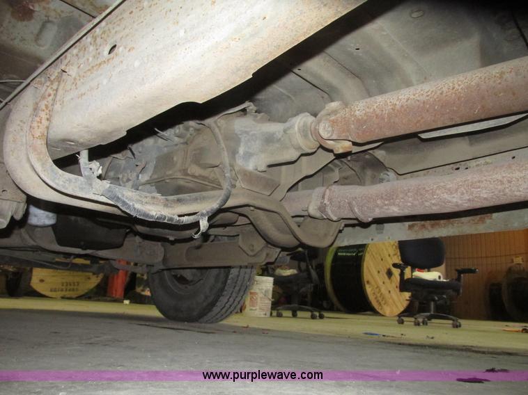 image for item H4685 2001 Ford F350 Super Duty XL flatbed truck