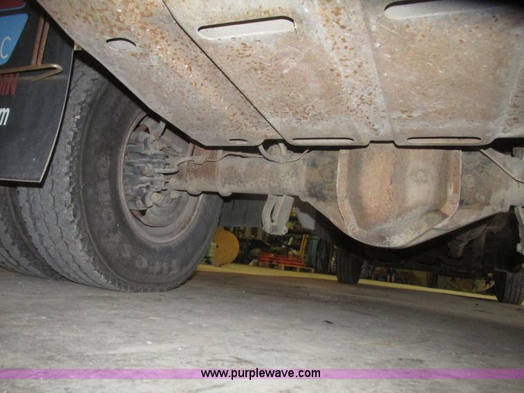 image for item H4685 2001 Ford F350 Super Duty XL flatbed truck