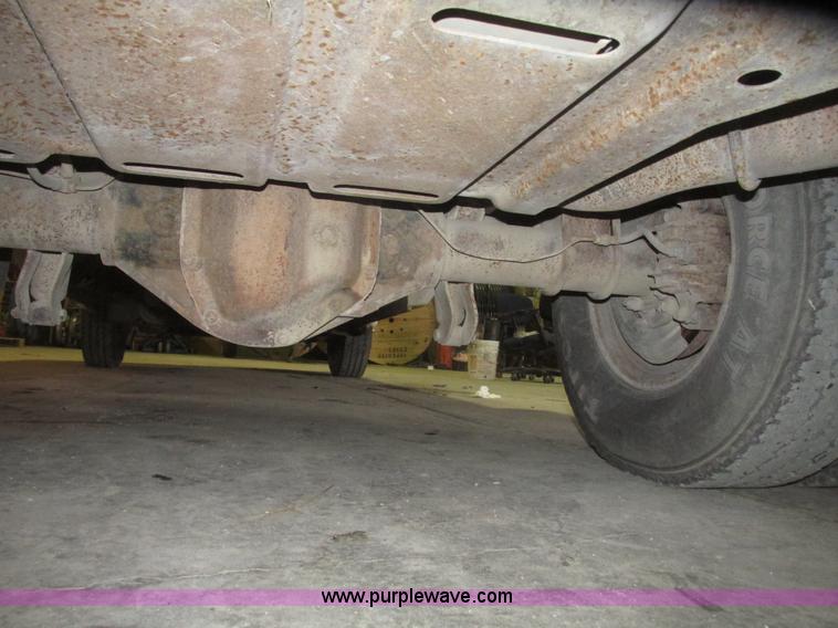 image for item H4685 2001 Ford F350 Super Duty XL flatbed truck